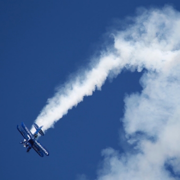 کلیپی کوتاه از مانور هوایی هواپیمای تک موتوره در Airshow