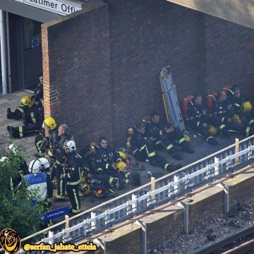تصویری از استراحت آتش‌نشانان حادثه آتش‌سوزی برج مسکونی لندن