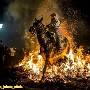 عکس روز نشنال جئوگرافیک، از میان آتش – جشن روز سنت آنتونی، اسپانیا