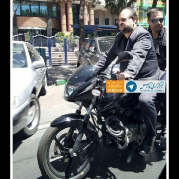 موتورسواری محمد شریعتمداری، معاون اجرایی رییس‌جمهور در حاشیه راهپیمایی امروز روز قدس