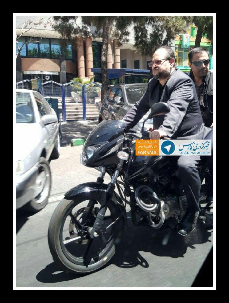 موتورسواری محمد شریعتمداری، معاون اجرایی رییس‌جمهور در حاشیه راهپیمایی امروز روز قدس