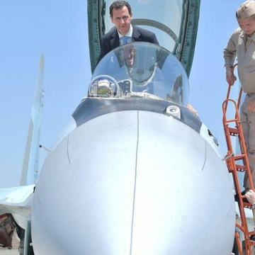 بشار اسد سوار بر جنگنده سوخو ۳۵ ارتش روسیه