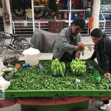 فروش خیار پوست كنده در یکی از خیابان های کابل