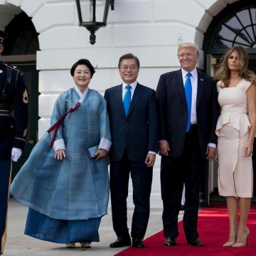 استقبال رییس جمهور آمریکا و همسرش از همتای کره ای (کره جنوبی) در کاخ سفید