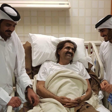 امیر سابق قطر در بیمارستان آفتابی شد؛ پس از مدتها عکسی از حمد بن خلیفه امیر سابق قطر منتشر شد.