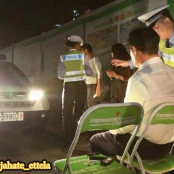 پلیس چین کسانی را که در خیابان ها با نور بالا حرکت می کنند، به مدت ۱ دقیقه مجبور می کنند به نور بالای خودروی خود نگاه کنند!