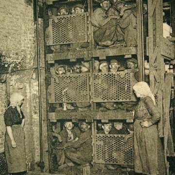معدنچیان بلژیکی در حال جابجایی با آسانسور حوالی سال ۱۹۰۰!