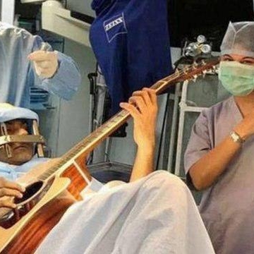 یک نوازنده هندی در حالیکه در اتاق عمل تحت جراحی مغزبود، گیتار نواخت تا برای درمان گرفتگی غیرارادی عضلات انگشت‌هایش به پزشکان کمک کند.