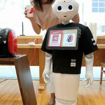 روبات آبدارچی در یک شعبه “سافت بانک” ژاپن در شهر توکیو