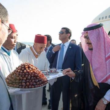 استقبال از ملک سلمان با چای و خرما در فرودگاه مراکش