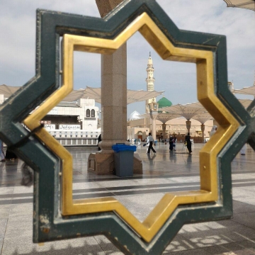 تصویری از مسجد النبی از پشت نرده های بقیع