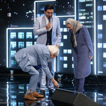 تصویر: ادای احترام جمشیدمشایخی به ژاله علو در حاشیه اختتامیه جشنواره فیلم شهر