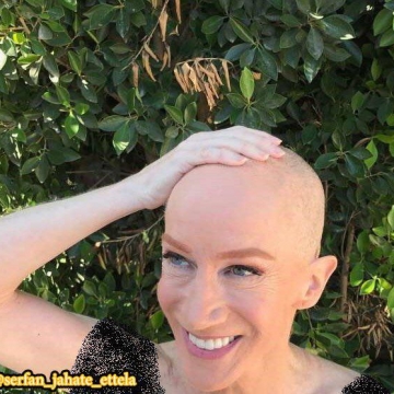 کتی گریفین، بازیگر هالیوودی، برای حمایت از خواهرش که مبتلا به سرطان شده است، موهای سرش را تراشید.