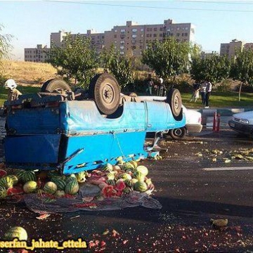 تصویر: واژگونی بار هندوانه وسط بزرگراه آزادگان تهران