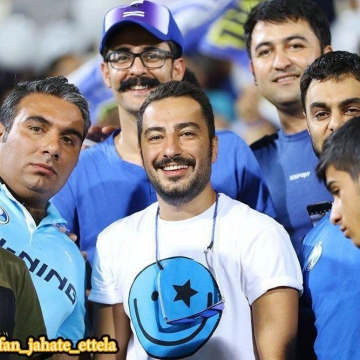 نوید محمدزاده  در ورزشگاه آزادی به همراه تماشاگران استقلال