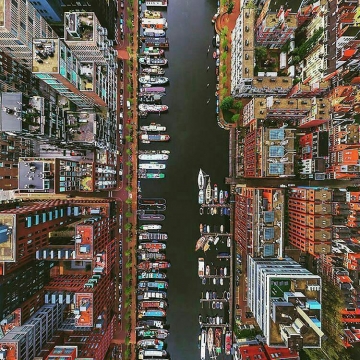 نمای زیبای هوایی از شهر زیبای آمستردام که به شهر کانالها در هلند معروف است