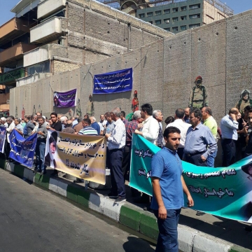اجتماع اعتراضی کسبه پلاسکو در مقابل ساختمان تخریب شده