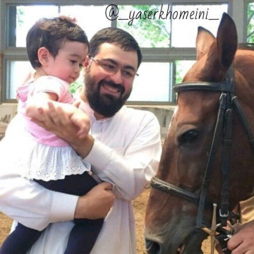 نوه امام خمینی(ره)، سید یاسر خمینی به همراه دخترش
