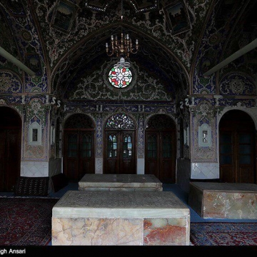 مقبره دختر امیرکبیر در یکی از اتاق‌های امامزاده احمد اصفهان