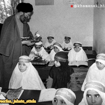 بازدید حضرت آیت‌الله خامنه‌ای از مدرسه دخترانه در دوران ریاست جمهوری‌