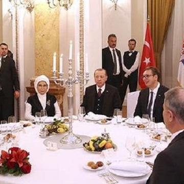 وزیرخارجه صربستان در ضیافتی با حضور اردوغان ترانه ای ترکی می خواند