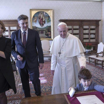 بازیگوشی پسر خردسال رییس جمهور کرواسی در اتاق پاپ