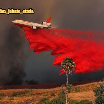 هواپيماي DC_10 در حال خاموش كردن آتش در زمين هاي كالفرنيا/رويترز