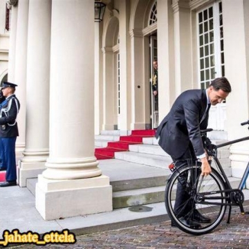 نخست‌وزیر هلند تو کاخ دوچرخه‌ش رو قفل زده