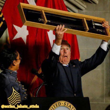 واکنش مضحک جرج بوش پس از هدیه گرفتن یک شمشیر!