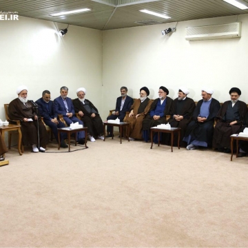 مسئولان و دست‌اندرکاران برگزاری کنگره‌ی بزرگداشت منزلت و خدمات علمی و انقلابی آیت‌الله سید مصطفی خمینی، صبح امروز با رهبر انقلاب دیدار کردند