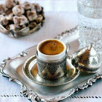 گذاشتن لیوان آب کنار استکان قهوه ترک یک رسم بجا مانده از ترکان عثمانی است.