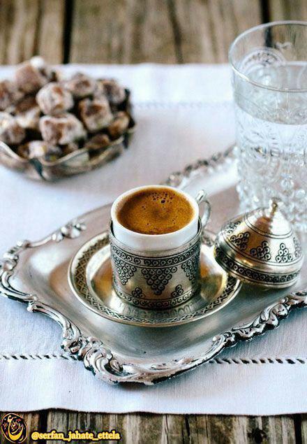 گذاشتن لیوان آب کنار استکان قهوه ترک یک رسم بجا مانده از ترکان عثمانی است.