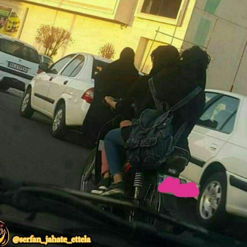 دو دختر هنجارشکن در حال موتوسواری