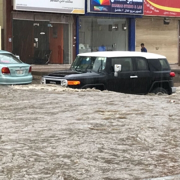 موج سواری در خیابان های جده عربستان پس از باران