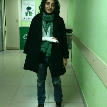 گلشیفته باانتشار عکسی از شکستن دستش خبر داد