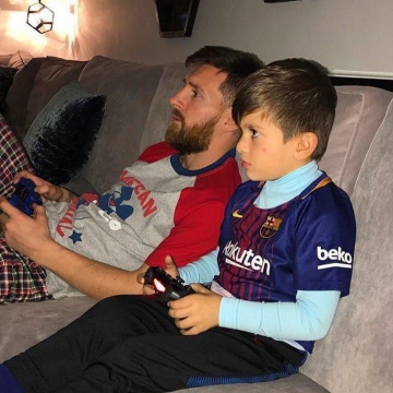 رقابت لیونل مسی و پسرش در بازی FIFA18