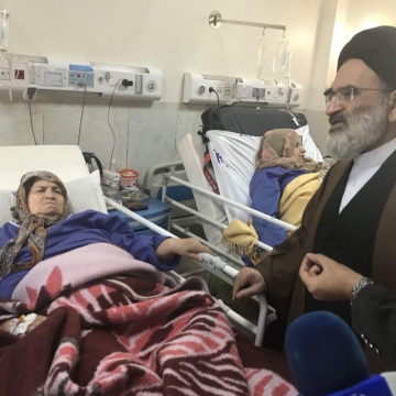 عيادت نماينده مقام معظم رهبري حجت الاسلام والمسلمين تقوي از مصدومين زلزله؛