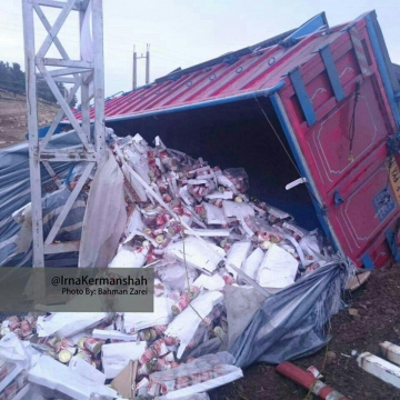 واژگونی کامیون حامل مواد خوراکی برای زلزله زدگان در ورودی شهر اسلام آباد غرب در کرمانشاه