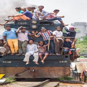 عکس روز نشنال جئوگرافیک/ مسافران قطار در شهر داکای بنگلادش!