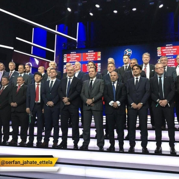 عکس یادگاری ۳۲ مربی حاضر در جام جهانی ۲۰۱۸ پس از اتمام قرعه کشی