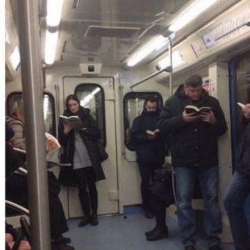 فرهنگ کتاب‌خوانی مسافران در متروی مسکو به روایت تصویر