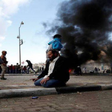 تصویری از اقامه نماز یک فلسطینی در وسط میدان درگیری