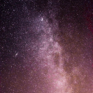 نمایی از کهکشان راه‌شیری در آسمان‌شب اراک، ایران.