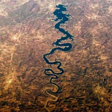 رودخانه اژدهای آبی یا اودلیته که در کشور پرتغال