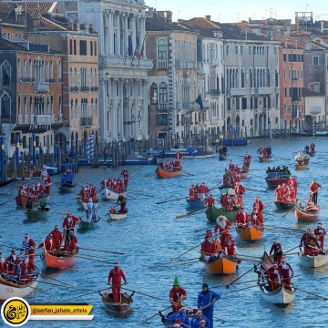 بابانوئل ها با قایقهایشان در ونیز