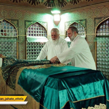 در آستانه میلاد امام حسن عسکری علیه السلام روضه منوره رضوی غبارروبی شد.