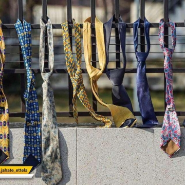 بستن کراوات به میله‌های ساختمان دولتی کوزوو
