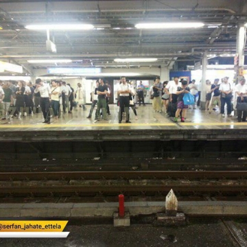طرز ایستادن ژاپنی ها در انتظار مترو