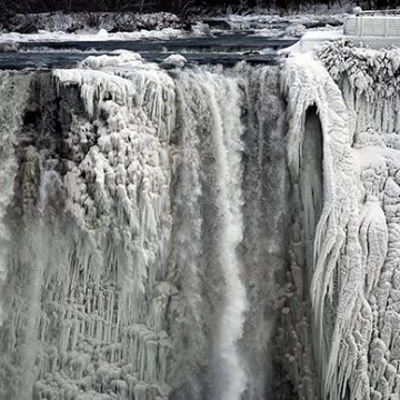 نیاگارا بزرگترین آبشار جهان یخ زد!