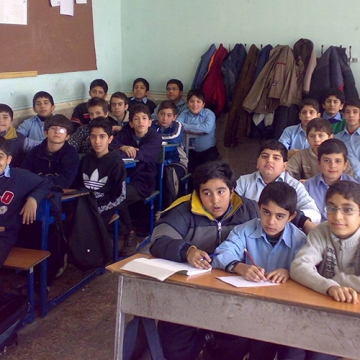 ویدئو : مدیر مدرسه‌ای در بوشهر که هوای شاگردانش را در خارج از مدرسه هم دارد
